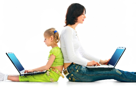 Una mare i una filla mirant el portàtil
