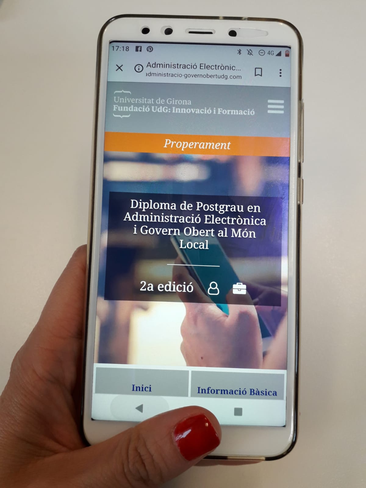 Imatge web Postgrau vista des del mòbil