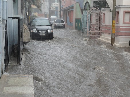 Un carrer inundat per la pluja