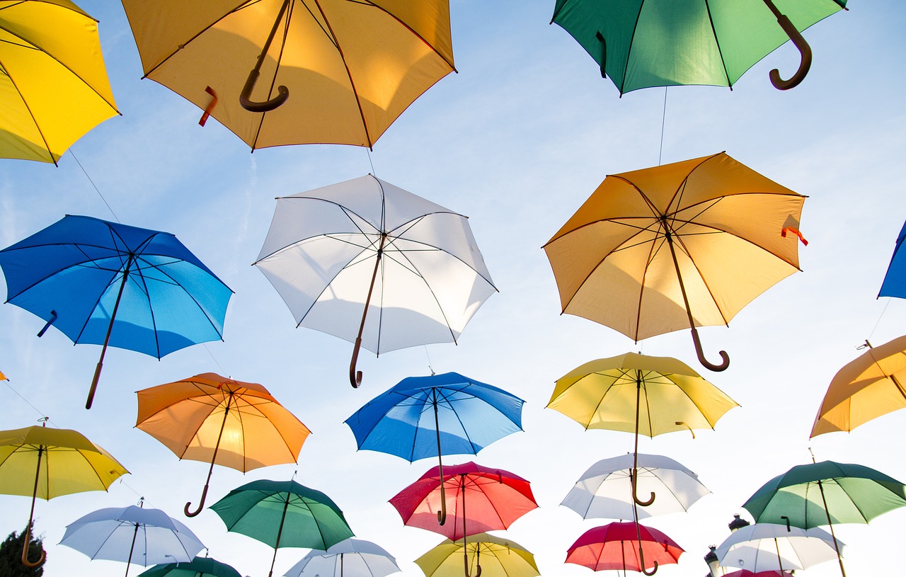 Ciel plein d'images de parapluies