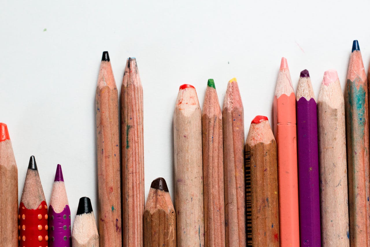 Цветные карандаши в ряд