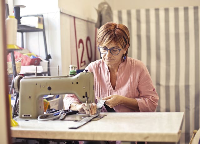 صورة لامرأة مع ماكينة الخياطة