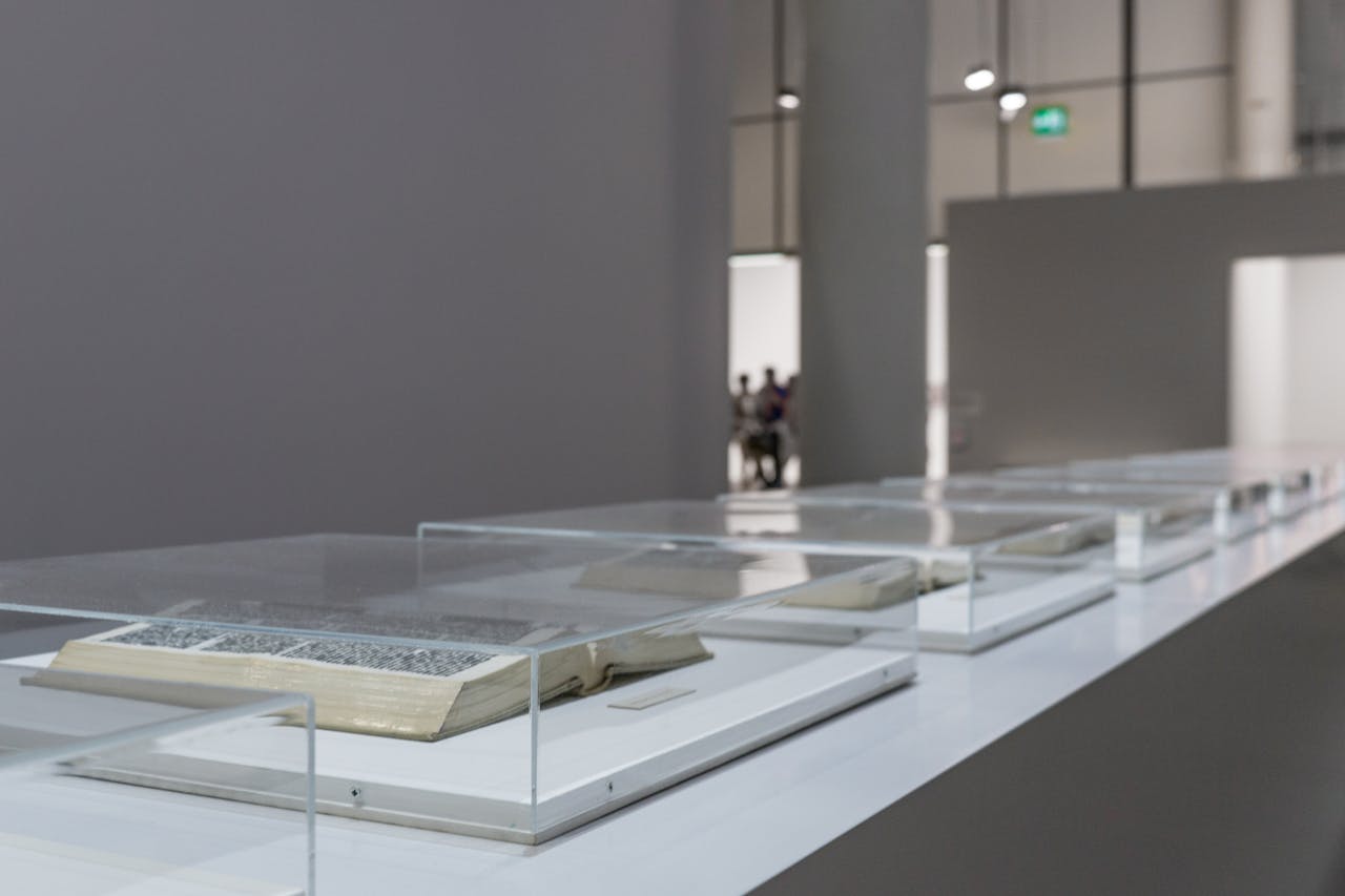 Sala d'un museu amb llibres antic en vitrines