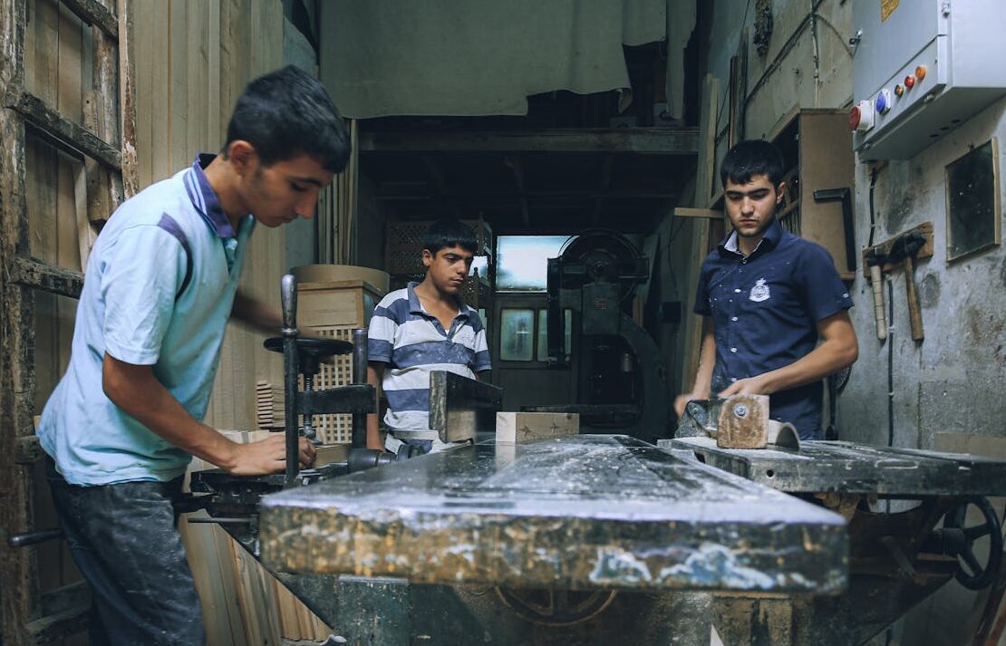 Joves treballant en un taller