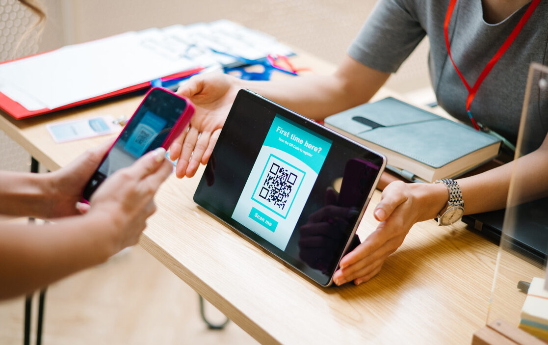 persona mostrant codi QR