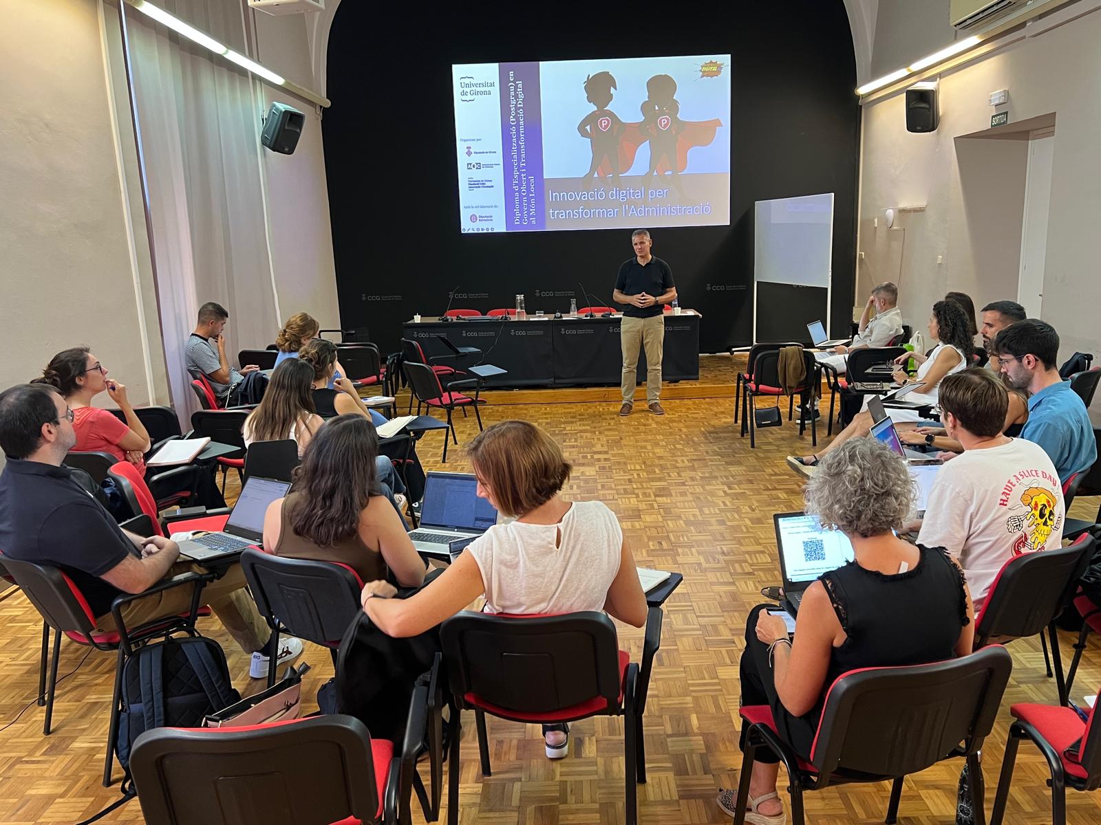 Miquel Estapé donant classe davant d'una vintena d'alumnes